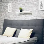Schöne helle Wohnung mit Balkon und Küche